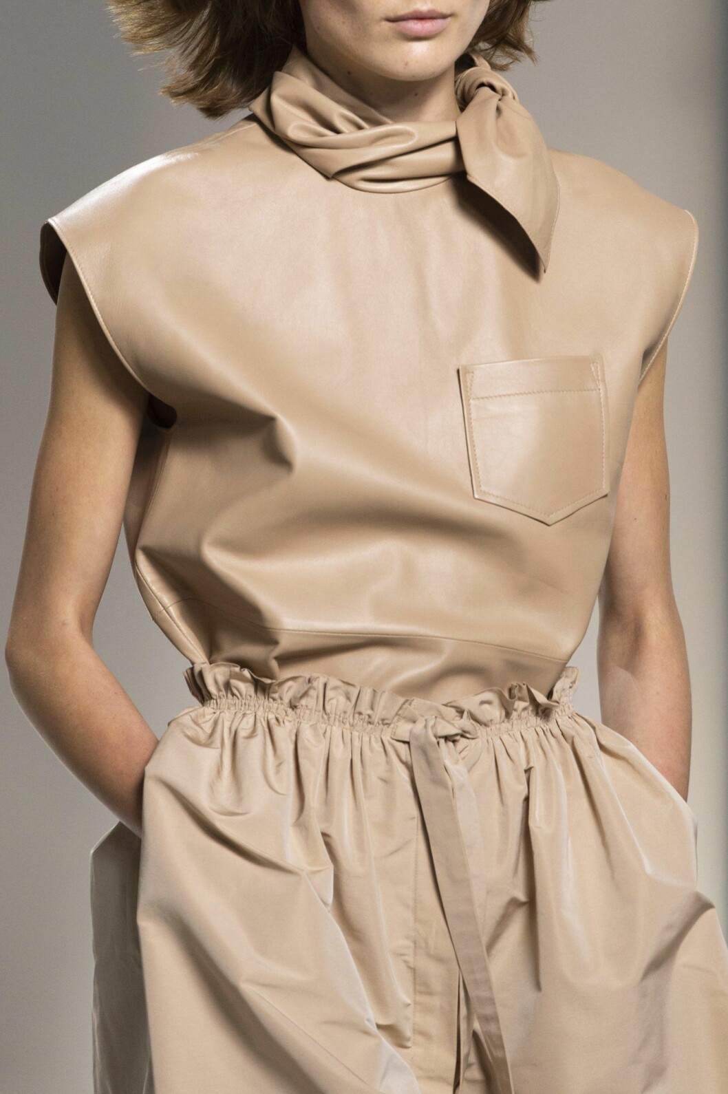 Ljusa toner = elegant och edgy hos Givenchy SS20. 