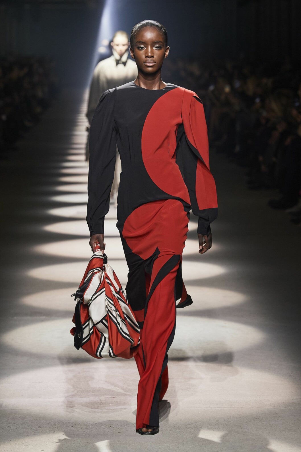 Även hos Givenchy stylades klänning över byxor.
