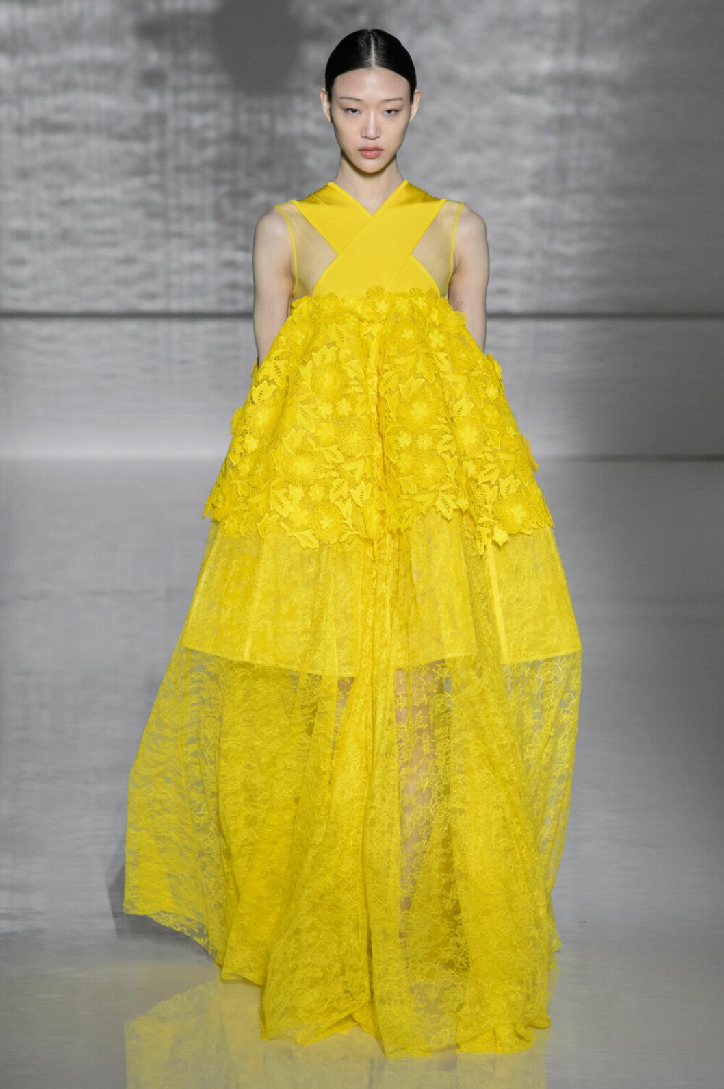 Givenchy Haute Couture SS19, gul klänning med spets.