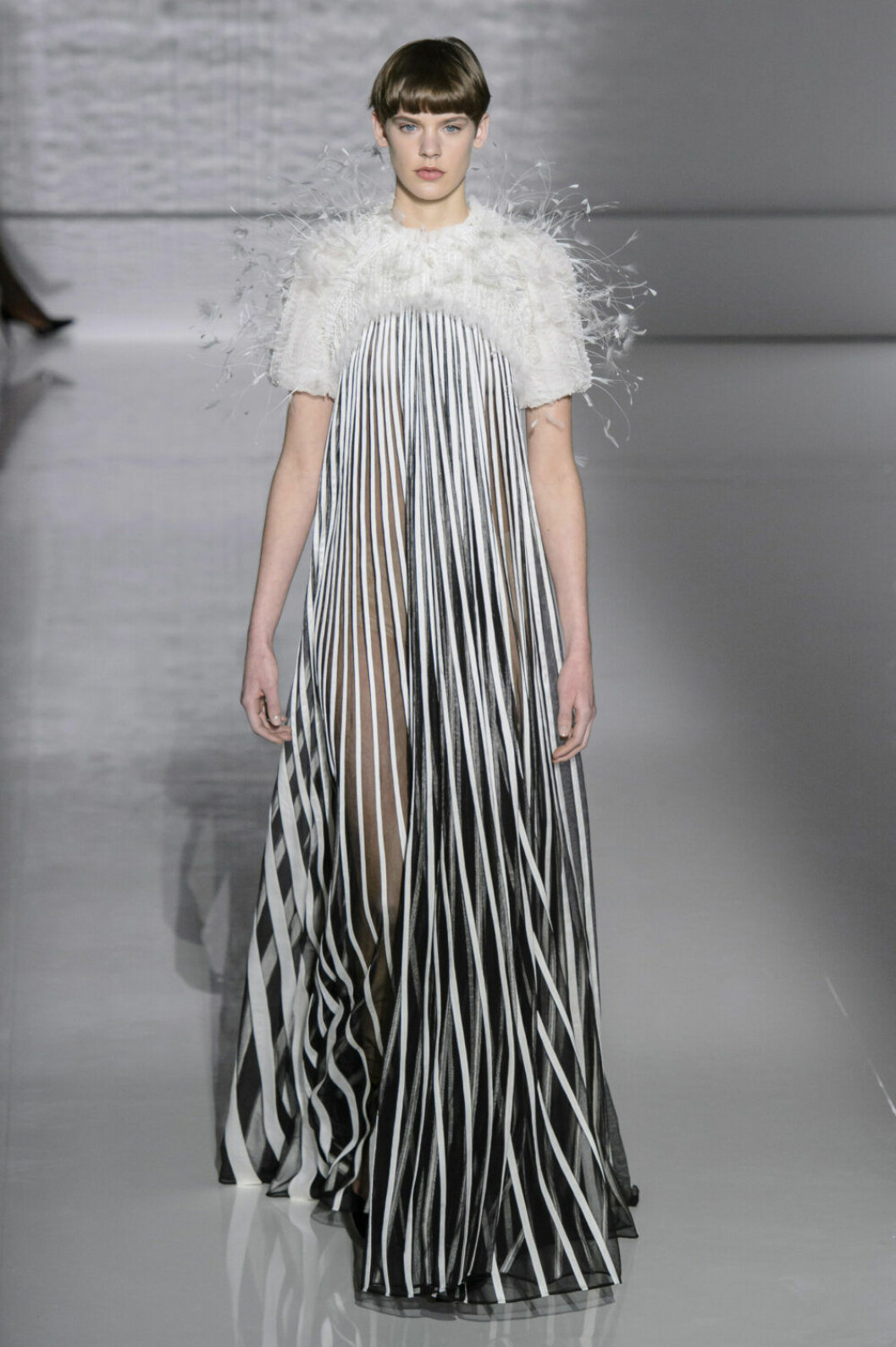Givenchy Haute Couture SS19, plisserad långklänning med fjädrar.