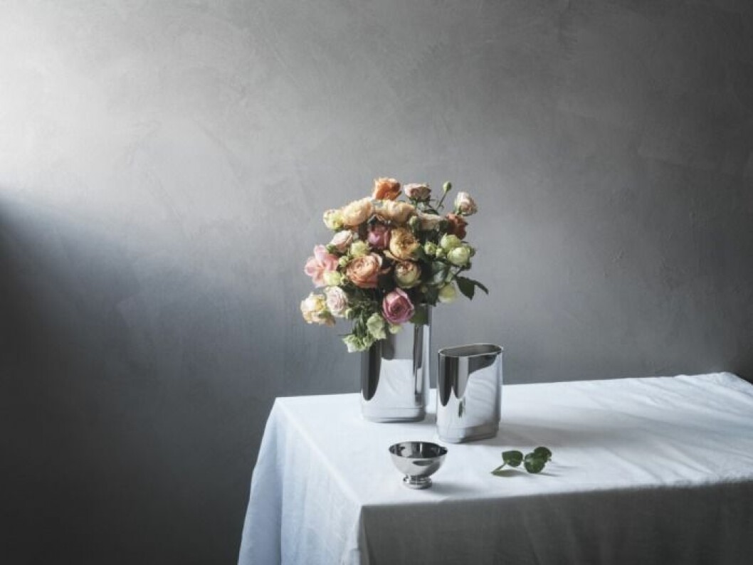 <a href="http://www.georgjensen.com/sv-se/?gclid=CjwKEAjw8vnMBRDg2ff6wpS66RQSJAApvwYSpi7Peo85kXWsDsQFc3etBzfd7GRI2UC9Q0GL3hAgSRoCymXw_wcB" target="_blank" rel="noopener">Georg Jensen</a>: Trendigt krom på Georg Jensens nya vaser ur Manhattan kollektionen.
