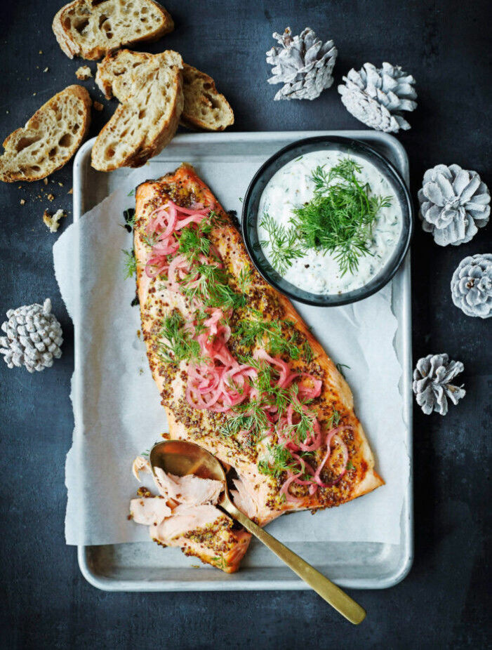 Recept på glaserad lax med picklad rödlök och tartarsås