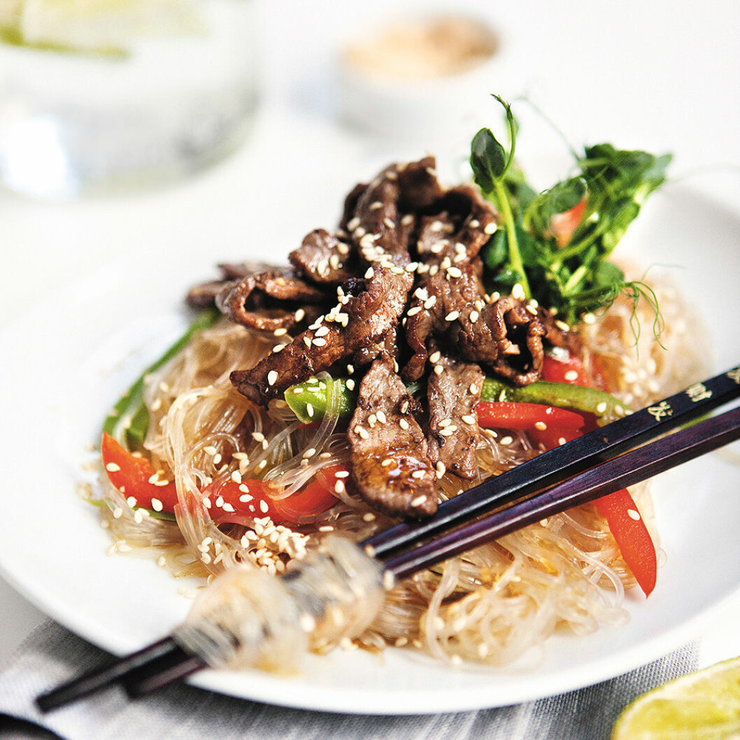 Asiatisk glasnudelsallad med strimlad lövbiff. Foto: Andreas Lundberg Asiatisk glasnudelsallad med strimlad lövbiff