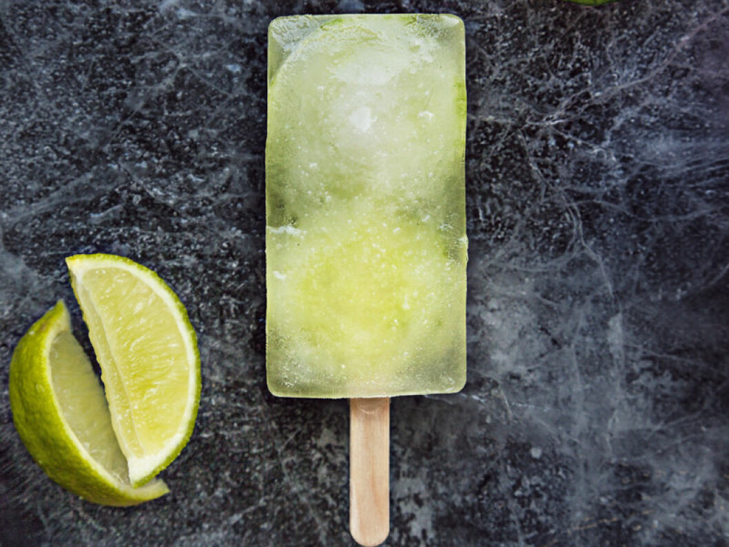 Uppfriskande Gin & Tonic-glassdrink. Uppfriskande Gin & Tonic-glassdrink.