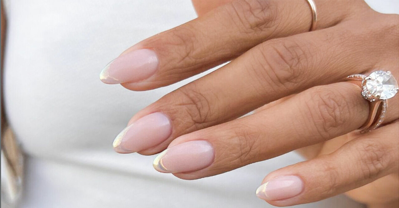 trendiga kromade naglar i en fransk manikyr