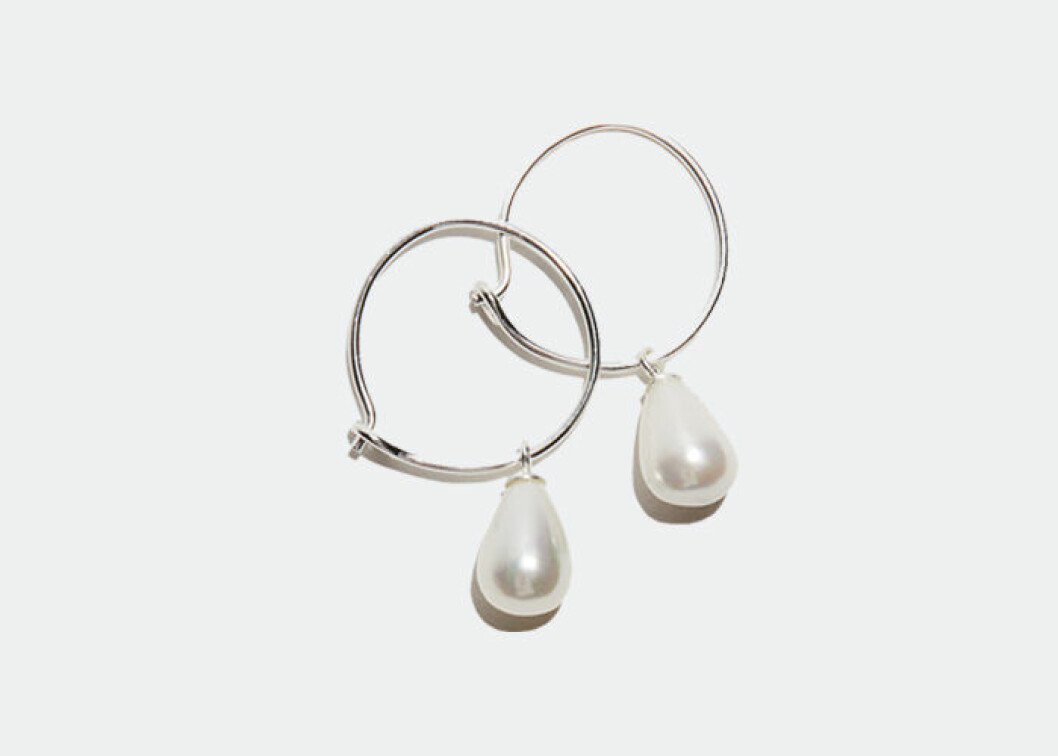 Örhängen i äkta silver med pärlor. <a href="https://www.glitter.se/silvercreoler-med-akrylparla?utm_source=ELLE&utm_medium=native%202&utm_campaign=native%202%20dec&utm_term=Elle%20native%202%20dec&utm_content=Elle%20native%202%20dec" target="_blank" rel="noopener">Shoppa här!</a>