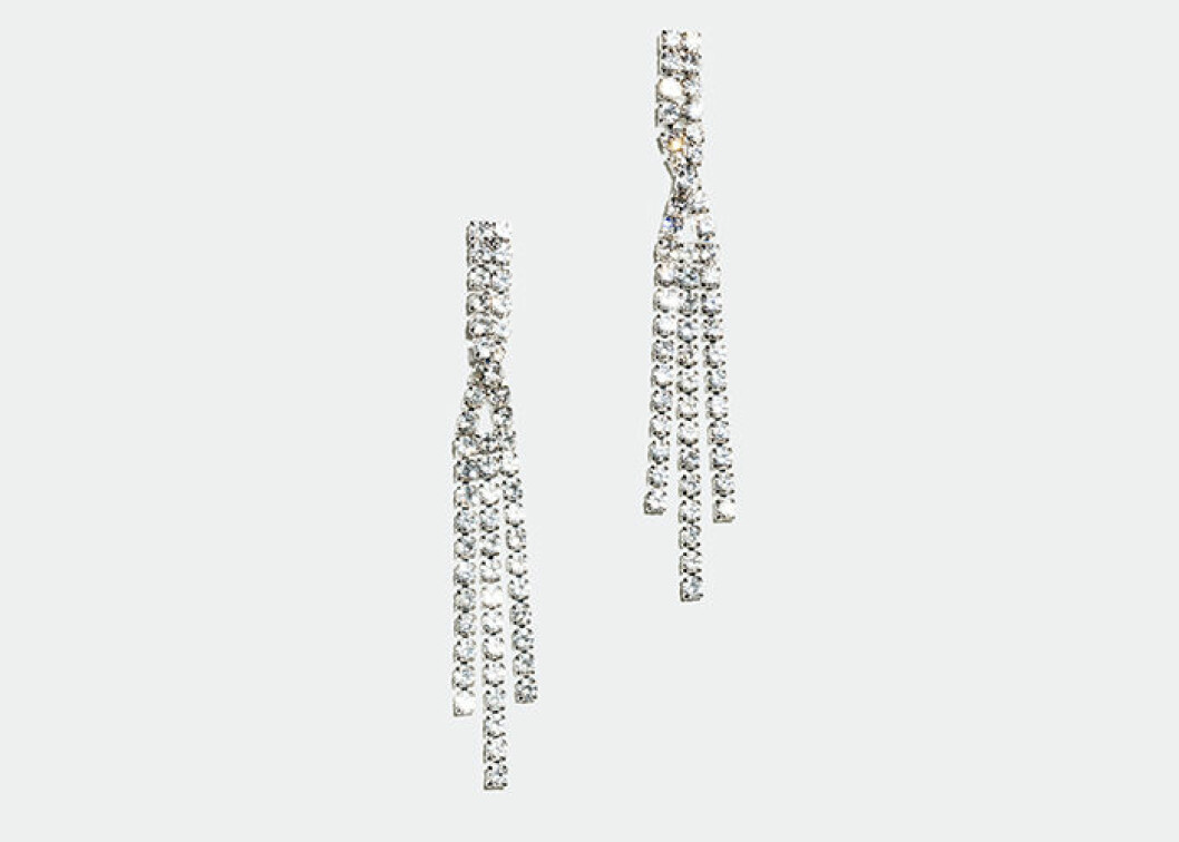 Strassörhängen. <a href="https://www.glitter.se/strassorhongen-5-5-cm?utm_source=ELLE&utm_medium=native%202&utm_campaign=native%202%20dec&utm_term=Elle%20native%202%20dec&utm_content=Elle%20native%202%20dec" target="_blank" rel="noopener">Shoppa här!</a>