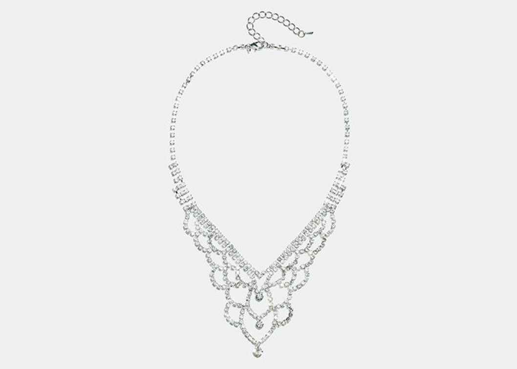 Strasshalsband. <a href="https://www.glitter.se/strasshalsband-v-form?utm_source=ELLE&utm_medium=native%202&utm_campaign=native%202%20dec&utm_term=Elle%20native%202%20dec&utm_content=Elle%20native%202%20dec" target="_blank" rel="noopener">Shoppa här!</a>