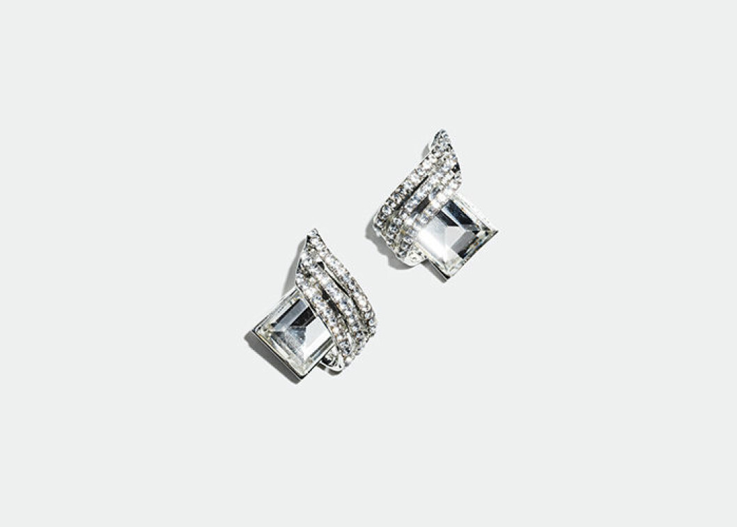 Strassörhängen. <a href="https://www.glitter.se/orhangen-fyrkantig-glassten-med-dekorering?utm_source=ELLE&utm_medium=native%202&utm_campaign=native%202%20dec&utm_term=Elle%20native%202%20dec&utm_content=Elle%20native%202%20dec" target="_blank" rel="noopener">Shoppa här!</a>