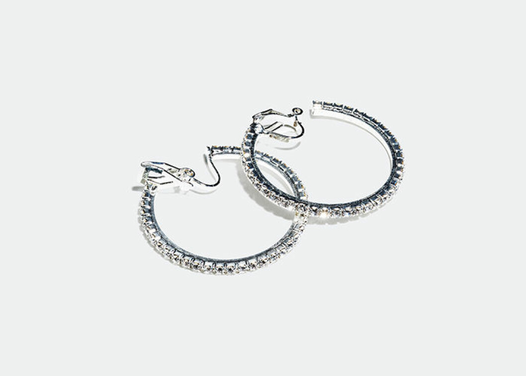 Clipscreoler med strass. <a href="https://www.glitter.se/earring-clips-224?utm_source=ELLE&utm_medium=native%202&utm_campaign=native%202%20dec&utm_term=Elle%20native%202%20dec&utm_content=Elle%20native%202%20dec" target="_blank" rel="noopener">Shoppa här!</a>