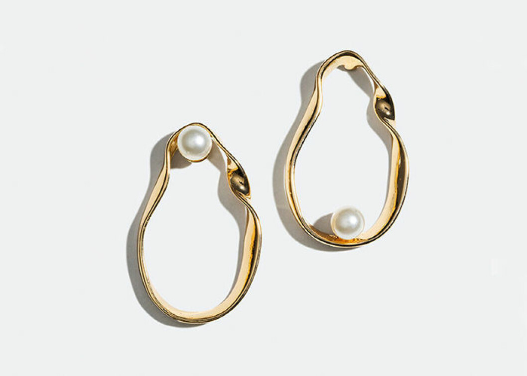 Örhängen med pärlor. <a href="https://www.glitter.se/orhangen-i-metall-med-akrylparla?utm_source=ELLE&utm_medium=native%202&utm_campaign=native%202%20dec&utm_term=Elle%20native%202%20dec&utm_content=Elle%20native%202%20dec" target="_blank" rel="noopener">Shoppa här!</a>