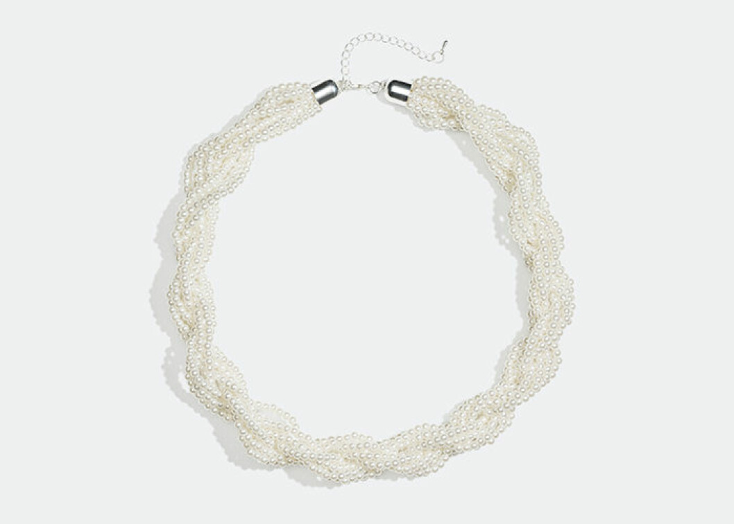 Pärlhalsband. <a href="https://www.glitter.se/halsband-med-akrylparlor?utm_source=ELLE&utm_medium=native%202&utm_campaign=native%202%20dec&utm_term=Elle%20native%202%20dec&utm_content=Elle%20native%202%20dec" target="_blank" rel="noopener">Shoppa här!</a>