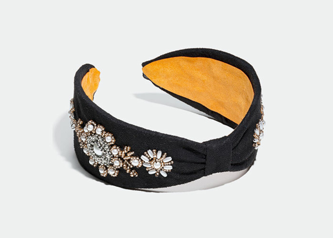Diadem med pärlor. <a href="https://www.glitter.se/diadem-i-mockaimitation-utsmyckat-med-akrylparlor?utm_source=ELLE&utm_medium=native%202&utm_campaign=native%202%20dec&utm_term=Elle%20native%202%20dec&utm_content=Elle%20native%202%20dec" target="_blank" rel="noopener">Shoppa här!</a>