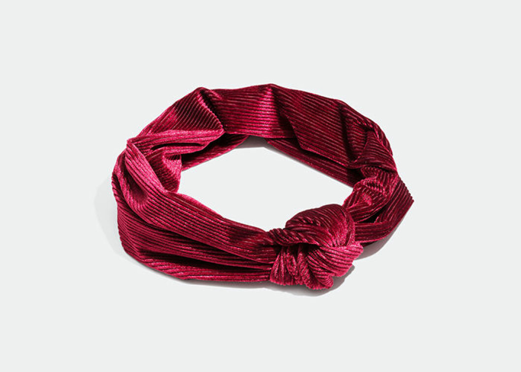 Hårband i sammet. <a href="https://www.glitter.se/harband-med-knut-i-sammetsimitation?utm_source=ELLE&utm_medium=native%202&utm_campaign=native%202%20dec&utm_term=Elle%20native%202%20dec&utm_content=Elle%20native%202%20dec" target="_blank" rel="noopener">Shoppa här!</a>