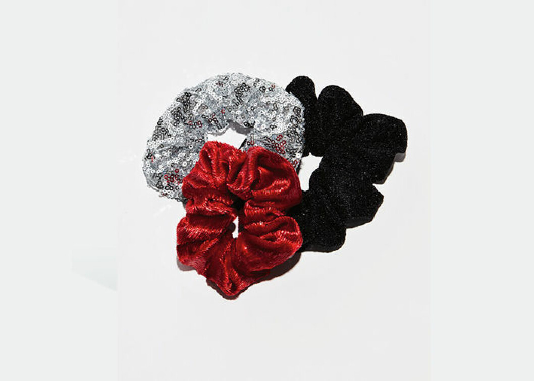 Scrunchies. <a href="https://www.glitter.se/harprodukter/haraccessoarer/scrunchies?utm_source=ELLE&utm_medium=native%202&utm_campaign=native%202%20dec&utm_term=Elle%20native%202%20dec&utm_content=Elle%20native%202%20dec" target="_blank" rel="noopener">Shoppa här!</a>