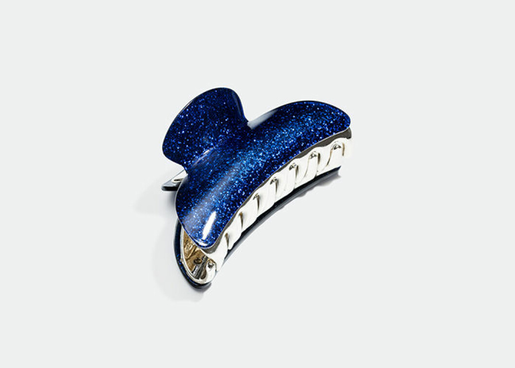 Hårklämma. <a href="https://www.glitter.se/harklamma-med-glitter?utm_source=ELLE&utm_medium=native%202&utm_campaign=native%202%20dec&utm_term=Elle%20native%202%20dec&utm_content=Elle%20native%202%20dec" target="_blank" rel="noopener">Shoppa här!</a>