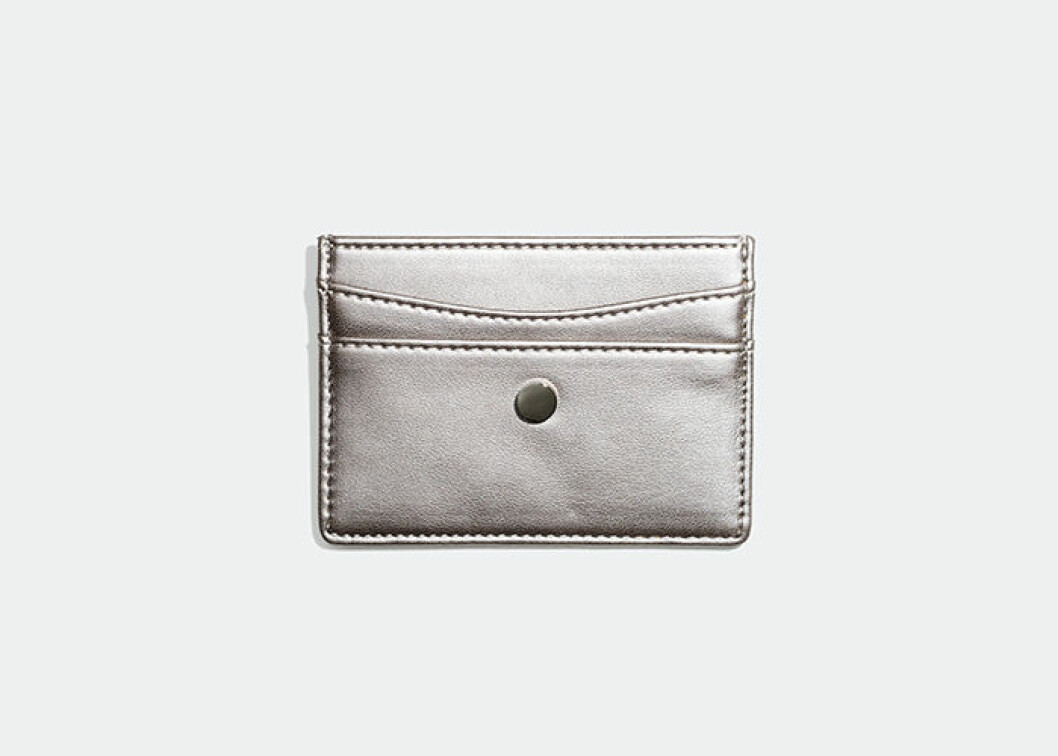 Korthållare. <a href="https://www.glitter.se/korthallare?utm_source=ELLE&utm_medium=native%202&utm_campaign=native%202%20dec&utm_term=Elle%20native%202%20dec&utm_content=Elle%20native%202%20dec" target="_blank" rel="noopener">Shoppa här!</a>