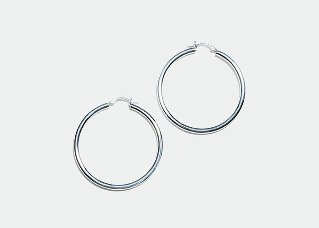 Creoler i äkta silver. <a href="https://www.glitter.se/silvercreoler-4-5-cm-i-diameter?utm_source=ELLE&utm_medium=native%202&utm_campaign=native%202%20dec&utm_term=Elle%20native%202%20dec&utm_content=Elle%20native%202%20dec" target="_blank" rel="noopener">Shoppa här!</a>
