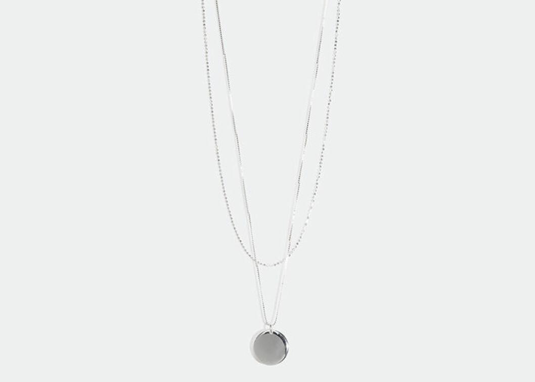 Halsband i äkta silver. <a href="https://www.glitter.se/silverhalsband-tva-lankar?utm_source=ELLE&utm_medium=native%202&utm_campaign=native%202%20dec&utm_term=Elle%20native%202%20dec&utm_content=Elle%20native%202%20dec" target="_blank" rel="noopener">Shoppa här!</a>