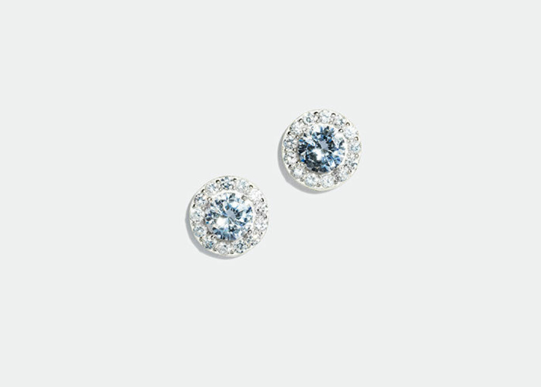 Örhängen i äkta silver med cubic zirconia glasstenar. <a href="https://www.glitter.se/silverorhangen-dekorerade-med-cubic-zirconia-glasstenar?utm_source=ELLE&utm_medium=native%202&utm_campaign=native%202%20dec&utm_term=Elle%20native%202%20dec&utm_content=Elle%20native%202%20dec" target="_blank" rel="noopener">Shoppa här!</a>