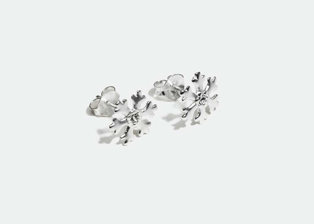 Örhängen i äkta silver. <a href="https://www.glitter.se/silverorhangen-med-snoflingor?utm_source=ELLE&utm_medium=native%202&utm_campaign=native%202%20dec&utm_term=Elle%20native%202%20dec&utm_content=Elle%20native%202%20dec" target="_blank" rel="noopener">Shoppa här!</a>