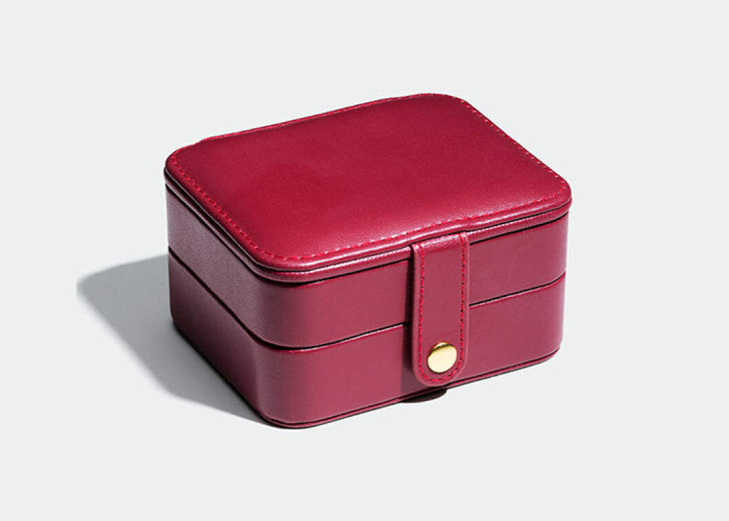 Smyckesskrin. <a href="https://www.glitter.se/accessoarer/ovrigt-accessoarer/smyckeskrin?utm_source=ELLE%20native%202&utm_medium=native%202&utm_campaign=ELLE%20julklappstips&utm_term=ELLE%20native%20julklappstips&utm_content=ELLE%20native%20julklappstips" target="_blank" rel="noopener">Shoppa här!</a>