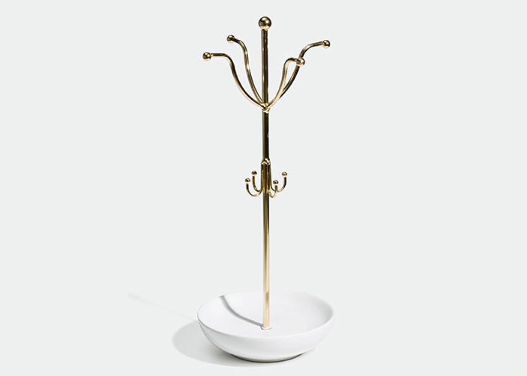 Smyckesträd. <a href="https://www.glitter.se/accessoarer/ovrigt-accessoarer/smyckeskrin?utm_source=ELLE%20native%202&utm_medium=native%202&utm_campaign=ELLE%20julklappstips&utm_term=ELLE%20native%20julklappstips&utm_content=ELLE%20native%20julklappstips" target="_blank" rel="noopener">Shoppa här!</a>