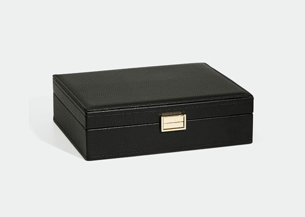 Smyckesskrin. <a href="https://www.glitter.se/accessoarer/ovrigt-accessoarer/smyckeskrin?utm_source=ELLE%20native%202&utm_medium=native%202&utm_campaign=ELLE%20julklappstips&utm_term=ELLE%20native%20julklappstips&utm_content=ELLE%20native%20julklappstips" target="_blank" rel="noopener">Shoppa här!</a>