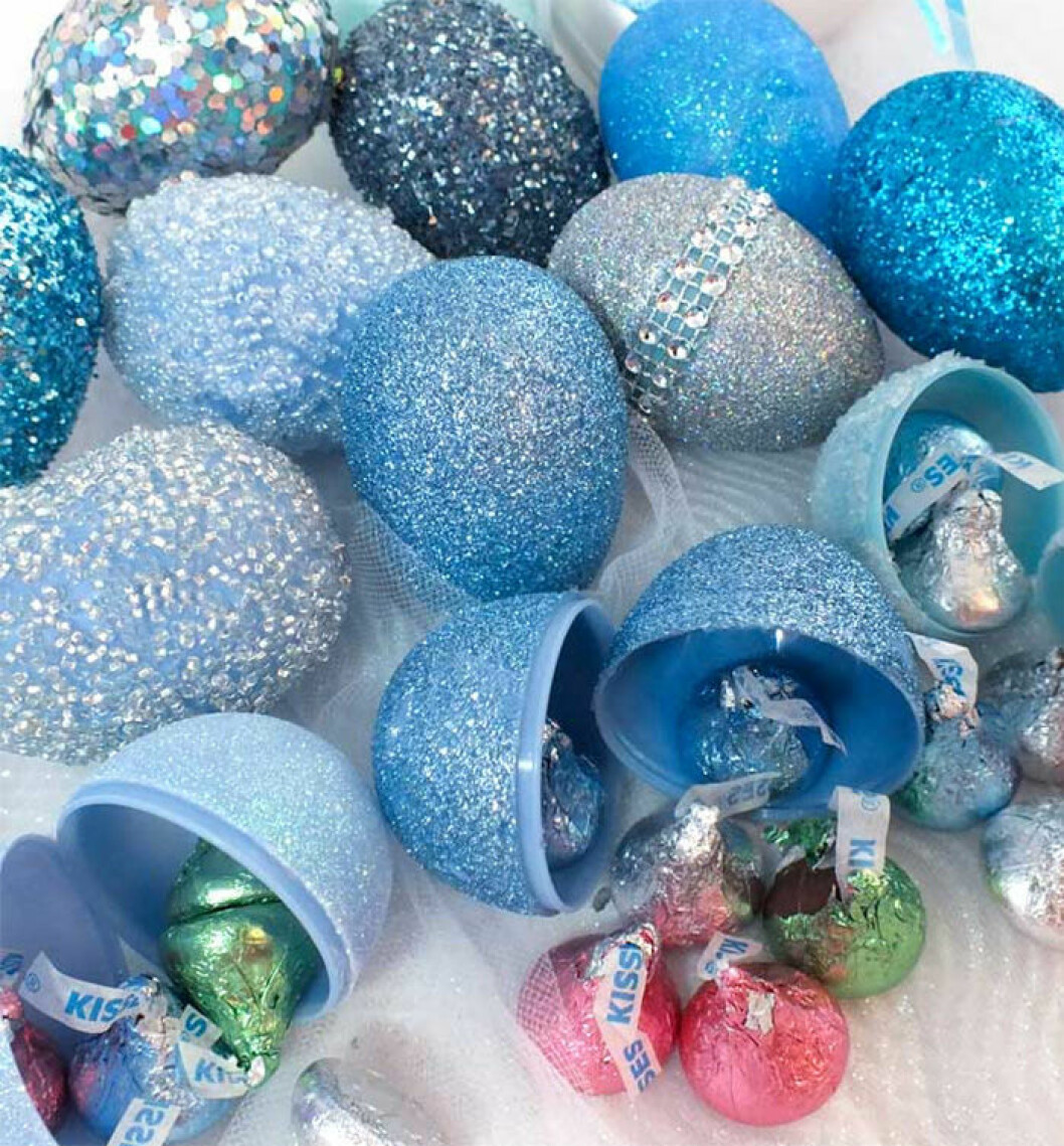 Ihåliga ägg med överraskningar. Foto och instruktioner: <a href="http://www.twosisterscrafting.com/embellished-easter-eggs/" target="_blank" rel="noopener">twosisterscrafting</a> Ihåliga ägg med överraskningar.