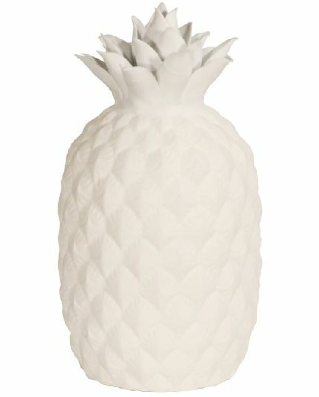 Ananasvurmen har spridit sig till belysningsbranschen. Bordslampa <em>Pineapple</em> i vit mattbehandlad lysterkeramik, diameter 14 cm, höjd 28 cm, 649 kr, Globen Lightning. Globen-Lighting-Pineapple-Ananas-lampa