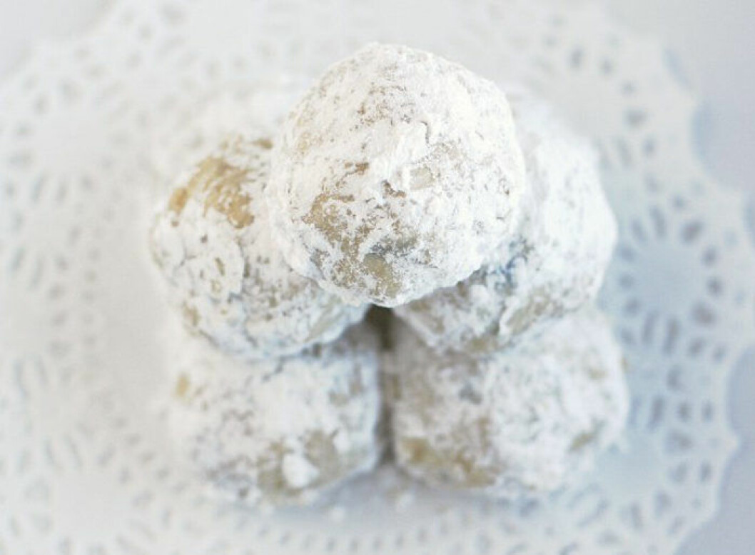 Veganska snöbollar. Via<a href="https://theprettybee.com/vegan-snowball-cookies/"> theprettybee.com </a> Veganska snöbollar.