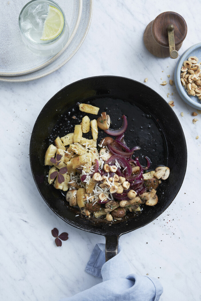 Gör din egen gnocchi med skogschampinjoner, rödlök och hasselnötter