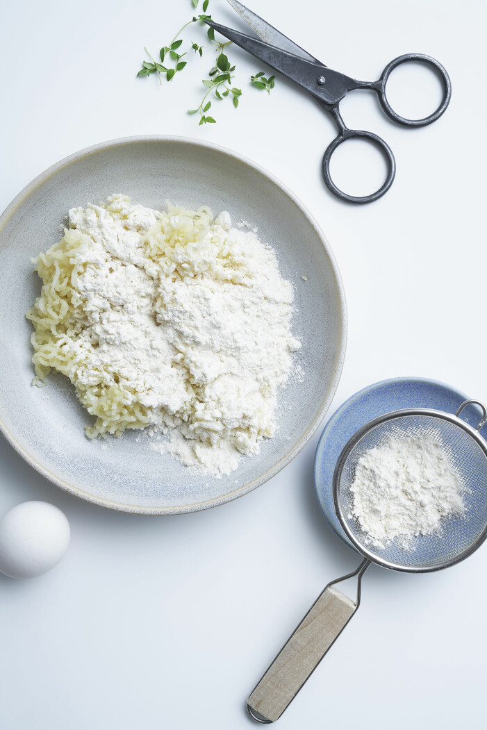 Gnocchi med skogschampinjoner, rödlök och hasselnötter, steg 1
