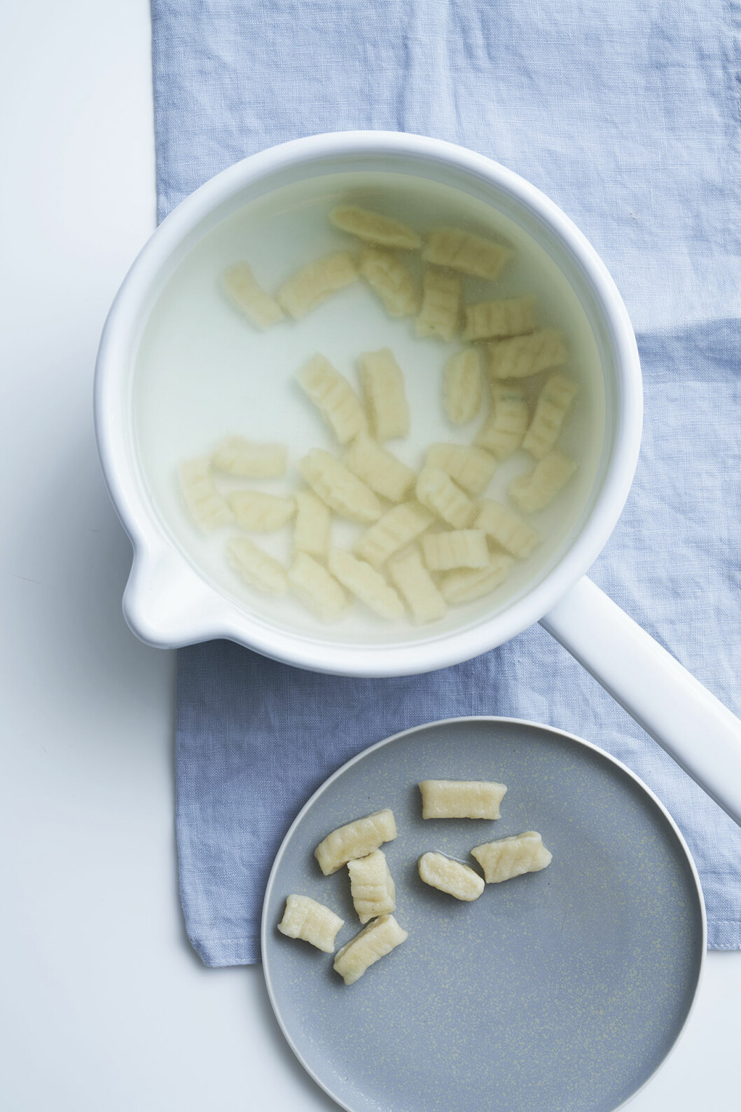 Gnocchi med skogschampinjoner, rödlök och hasselnötter, steg 3