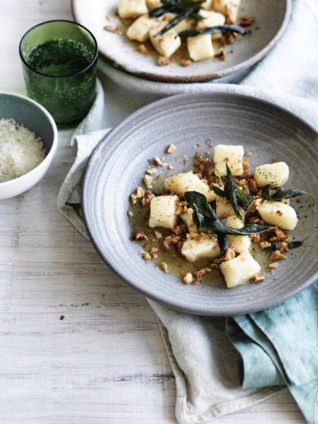 Gnocchi med salviasmör och valnötter. Recept på gnocchi med salviasmör och valnötter