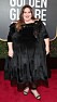 Chrissy Metz bär en svart klänning med glittrande detaljer.