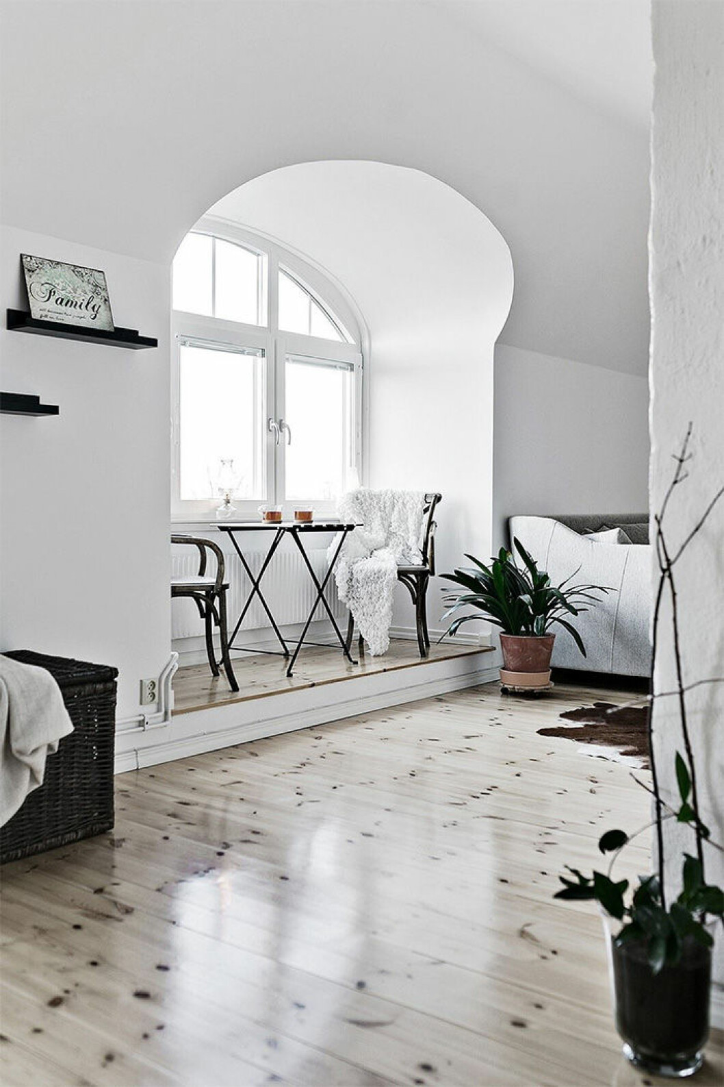 Via: <a href="https://www.planete-deco.fr/2016/12/08/un-grenier-epure/" target="_blank" rel="noopener">planete-deco</a> Unikt fönster och trägolv