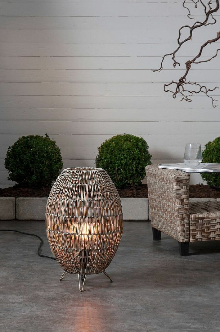 golvlampa natur ute