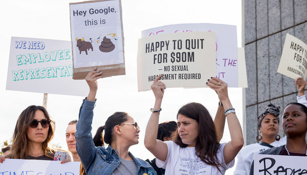 Kvinnor som protesterar utanför Google efter sexuella trakasserier.