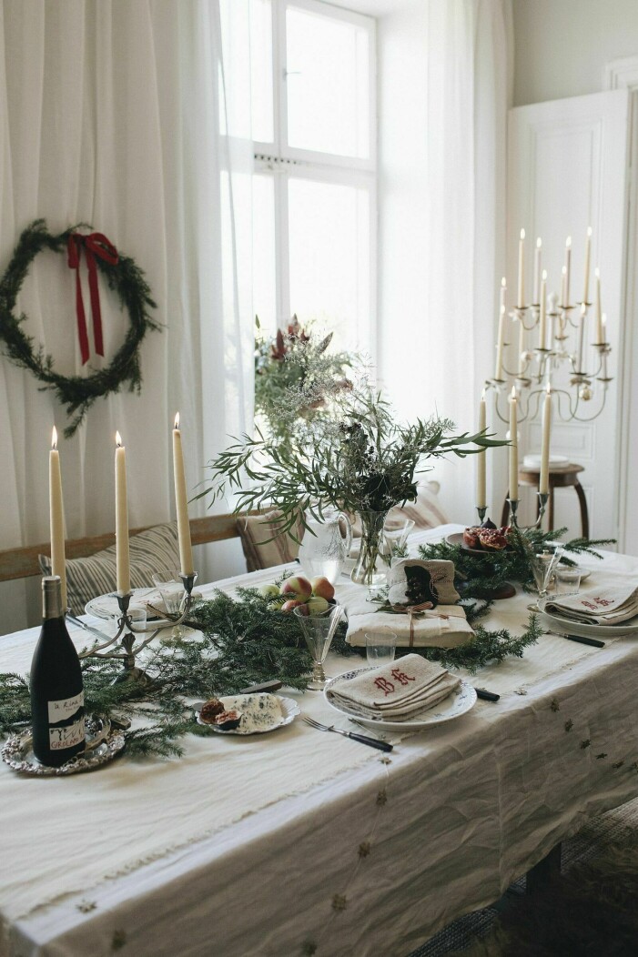 En julkrans boostar julstämningen oberoende storlek och placering. Foto: Mira Wickman | Syns i: <a target="_blank" href="https://www.elle.se/decoration/elsa-billgren-sofia-wood-jul/6925107">Elsa Billgren och Sofia Woods drömmiga jul – 8 fina tips</a>. Gör din egen julkrans, tips