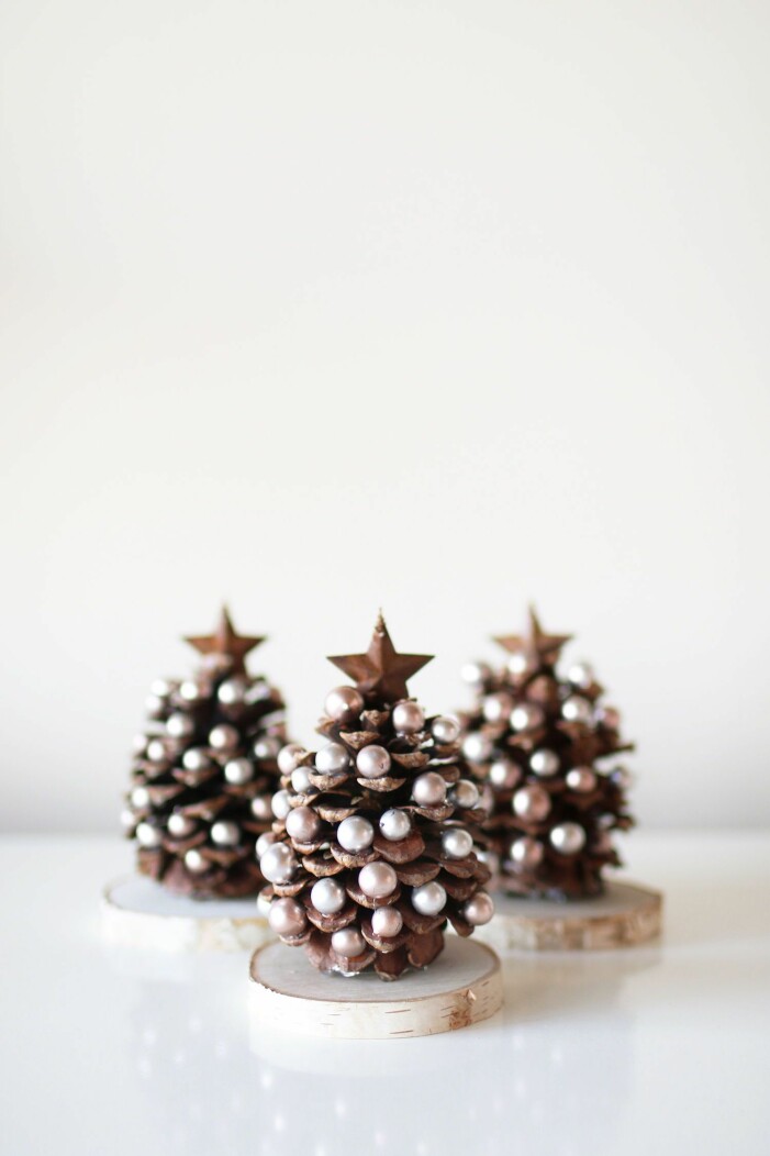 Skapa små julgranar av kottar och pärlor. Foto: Kara Layne. Gör minijulgranar av kottar