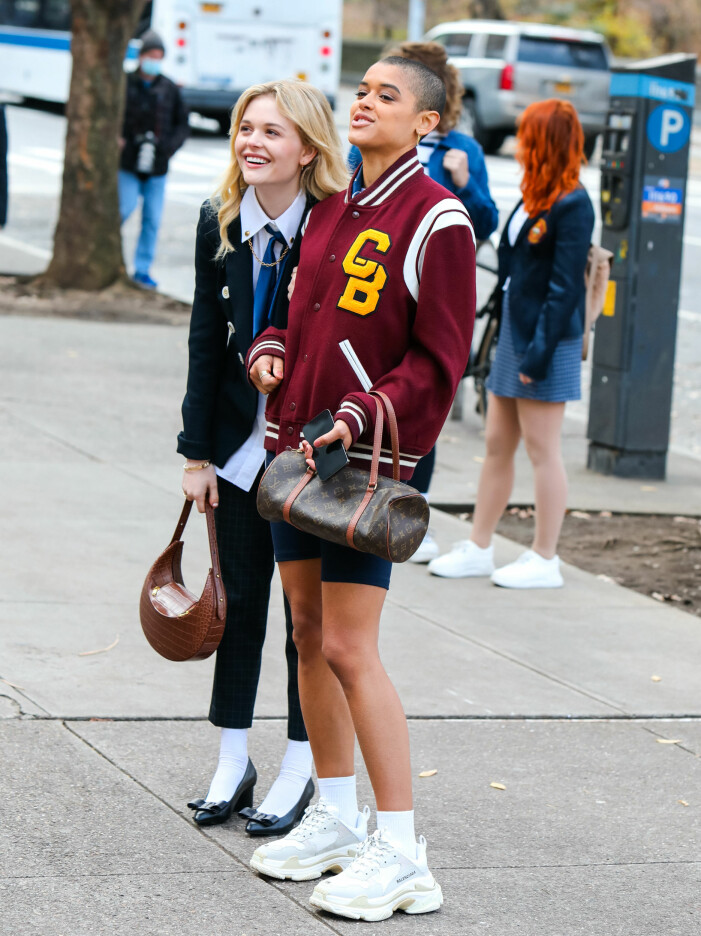 Emily Alyn Lind och Jordan Alexander i nya <span class=" italic" data-lab-italic_desktop="italic">Gossip Girl</span>. Emily Alyn Lind och Jordan Alexander