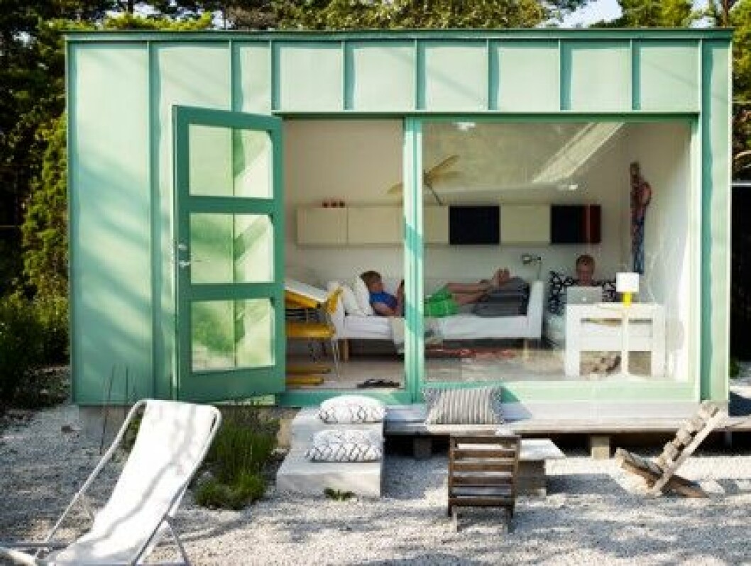 Den välisolerade, 15 kvadratmeter stora friggeboden <em>Kameleont</em> är ritad av arkitekten Rahel Belatchew Lerdell på RB Arkitektur för Lilla Villan och används som arbetsstudio. Där trivs Olle och kompisen Kalle. Pulpet och stol från Jojos barndomshem, design Rodney Kinsman. Sängen har Jojos pappa byggt till Olle. Den välisolerade, 15 kvadratmeter stora friggeboden Kameleont är ritad av arkitekten Rahel Belatchew Lerdell på RB Arkitektur för Lilla Villan och används som arbetsstudio. Där trivs Olle och kompisen Kalle. Pulpet och stol från Jojos barndomshem, design Rodney Kinsman. Sängen har Jojos pappa byggt till Olle.
