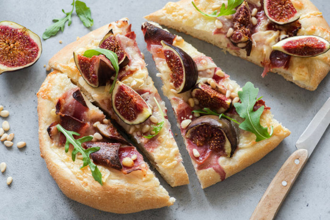 Pizza med fikon, prosciutto, pinjenötter och ruccola. Foto: IBL Pizza med fikon, prosciutto, pinjenötter och ruccola.