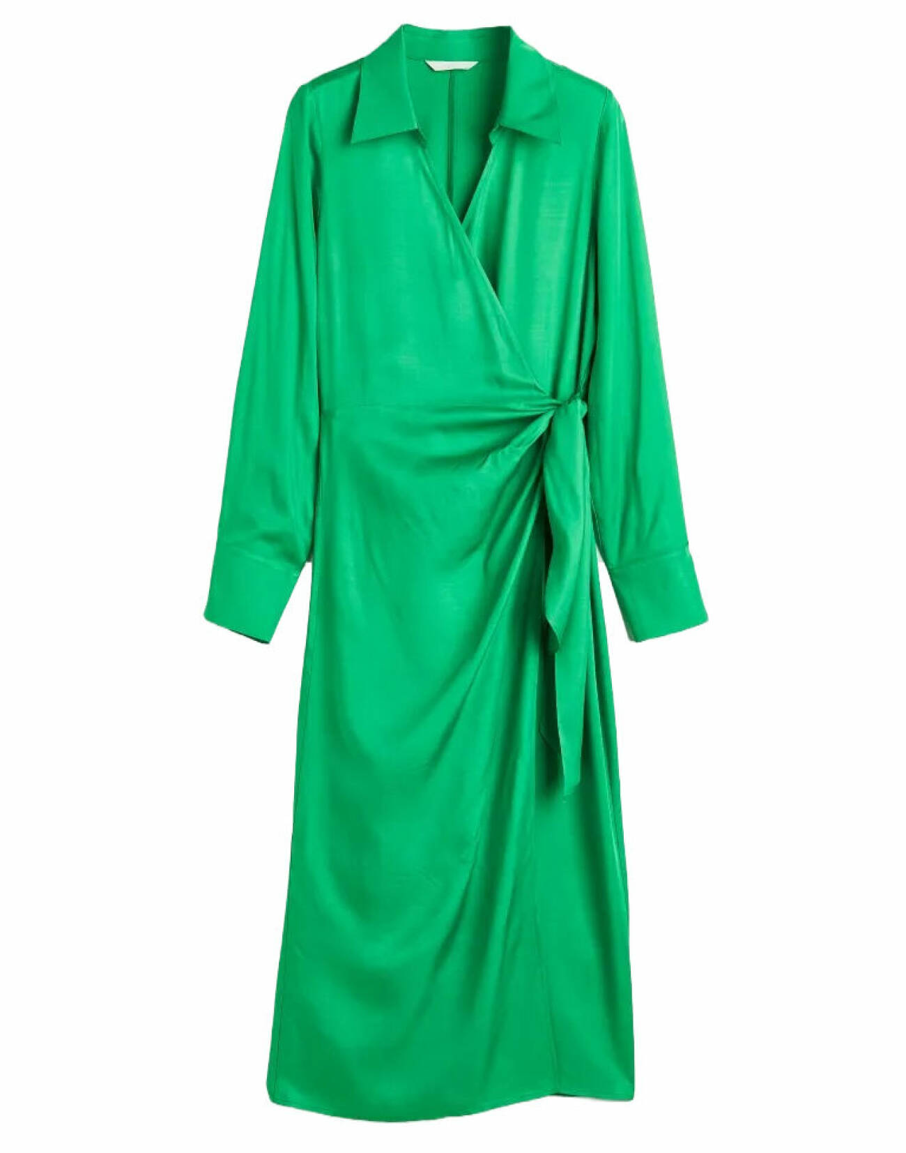 grön omlottklänning i satin från hm