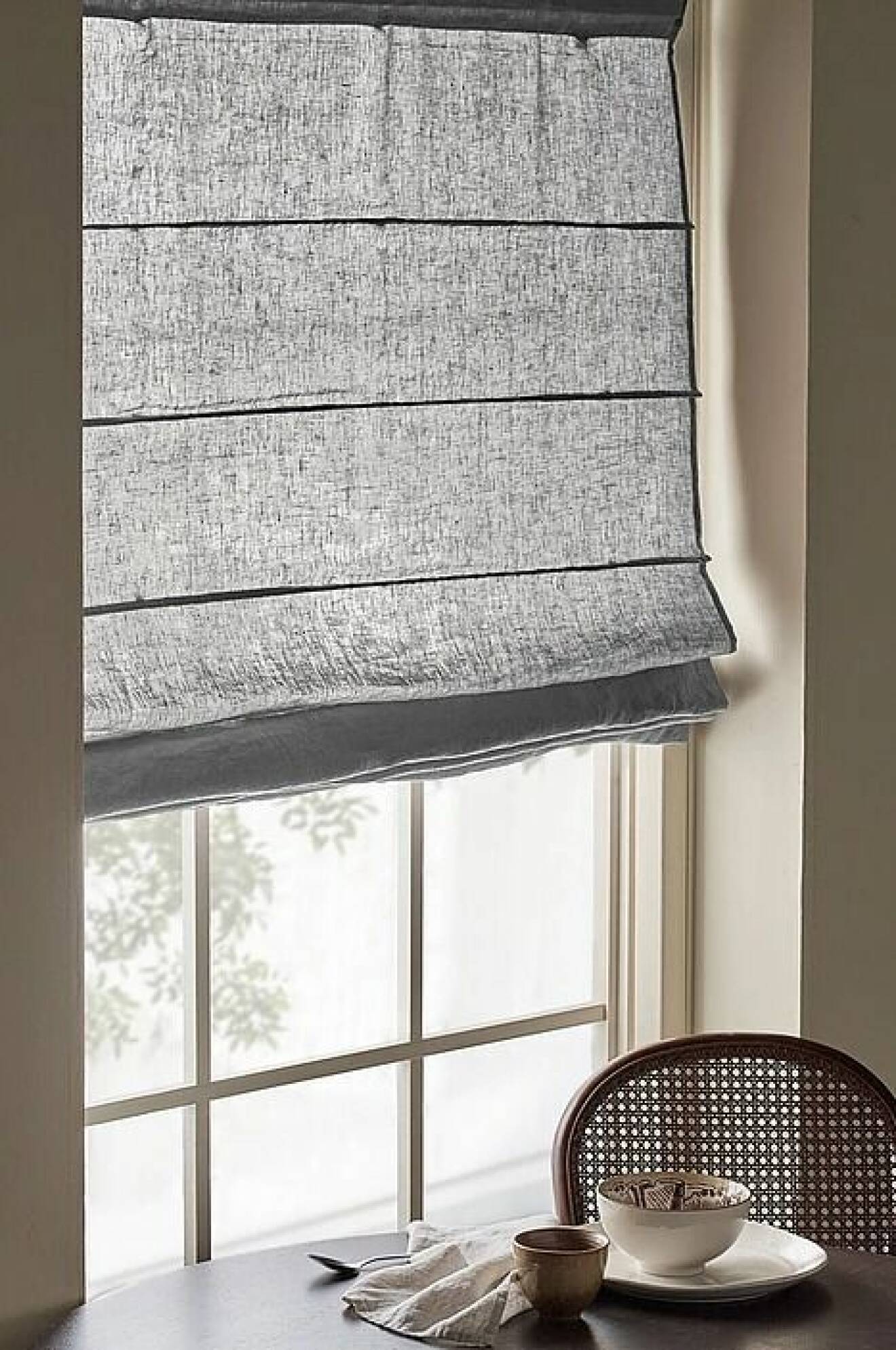 grå gardin till fönster från ellos