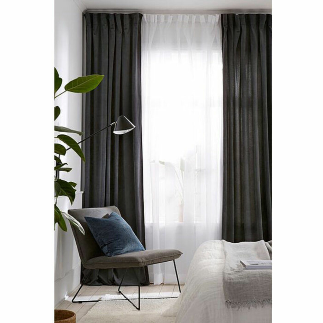 Grå sammetsgardiner i 2-pack från Ellos Home, finns i flera färger. <a href="http://www.awin1.com/cread.php?awinaffid=439039&awinmid=8905&clickref=gardiner&p=https%3A%2F%2Fwww.ellos.se%2Fellos-home%2Fveckbandslangd-daisy-i-sammet-2-pack-med-kombiband%2F1044015-01" target="_blank" rel="noopener">Här kan du köpa dem</a>. Grå sammetsgardiner i 2-pack