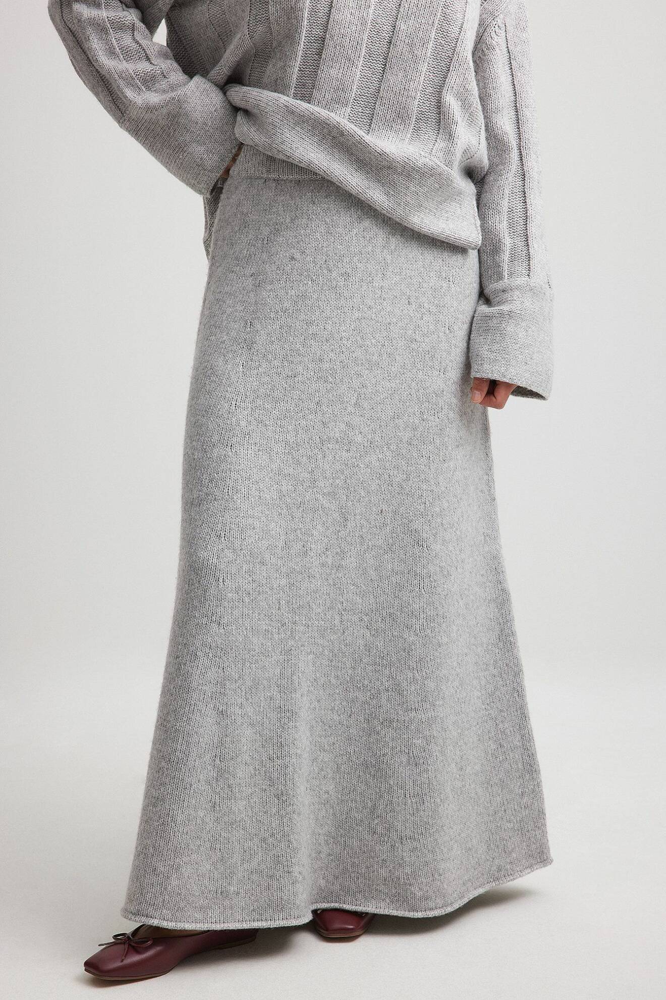 grå lång ribbstickad kjol