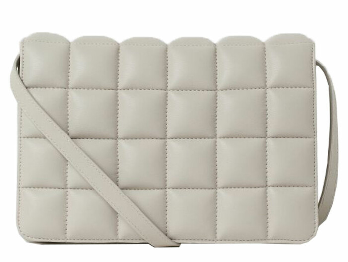 ljusgrå padded väska