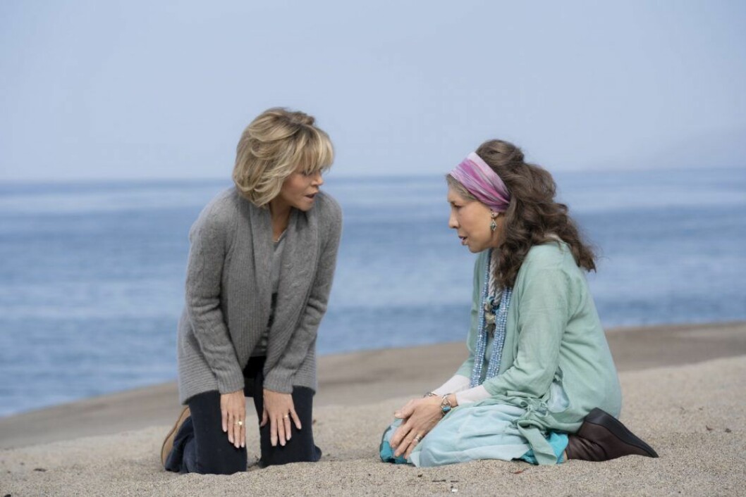 <em>Grace and Frankie</em> är tillbaka med en sjätte säsong. En bild på karaktärerna Grace och Frankie i tv-serien på Netflix.